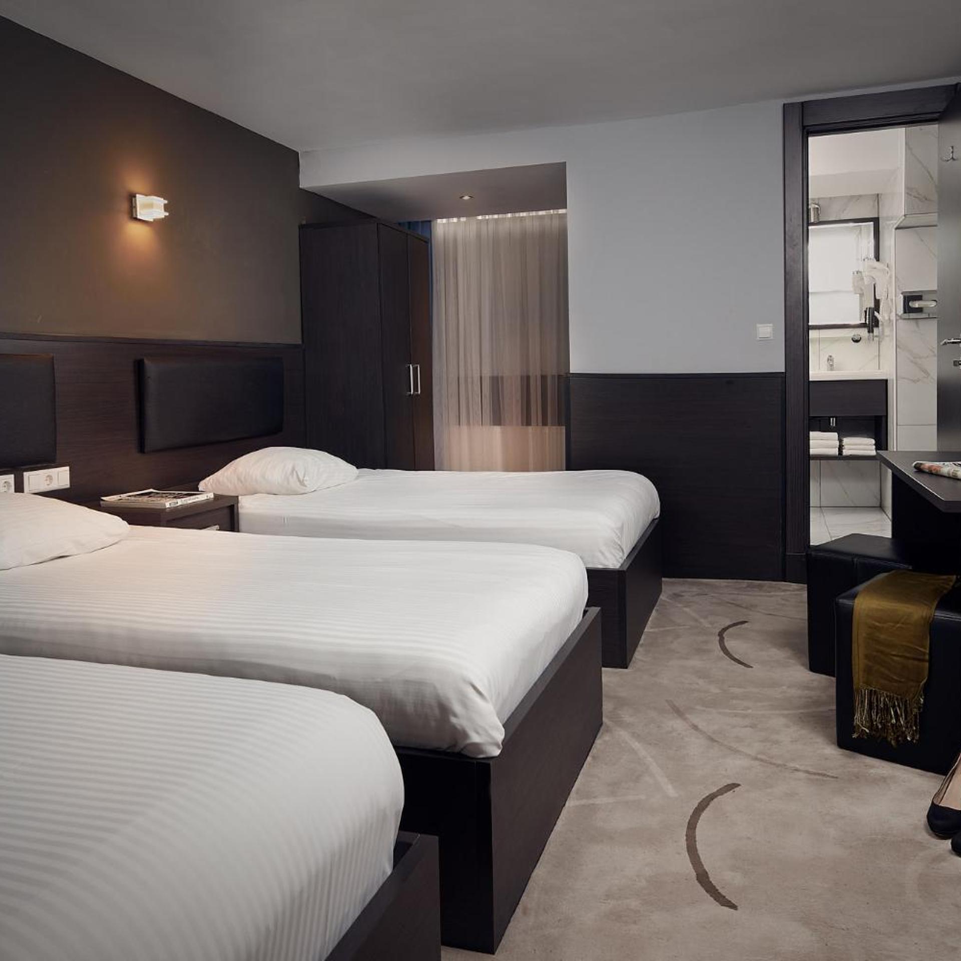 Room, Triple, No Window