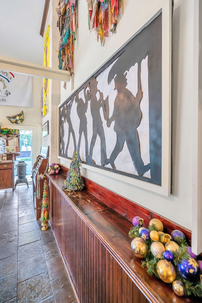 Historic Mardi Gras Inn 10/50