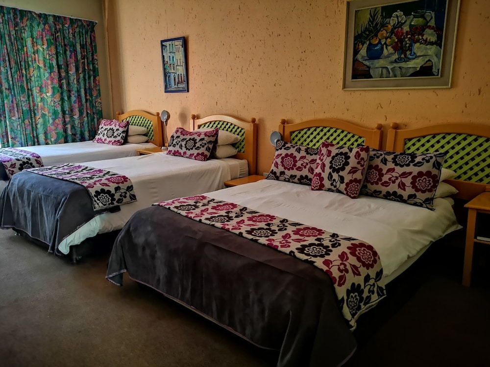 Hornbill Lodge and Legends Restaurant 2/15