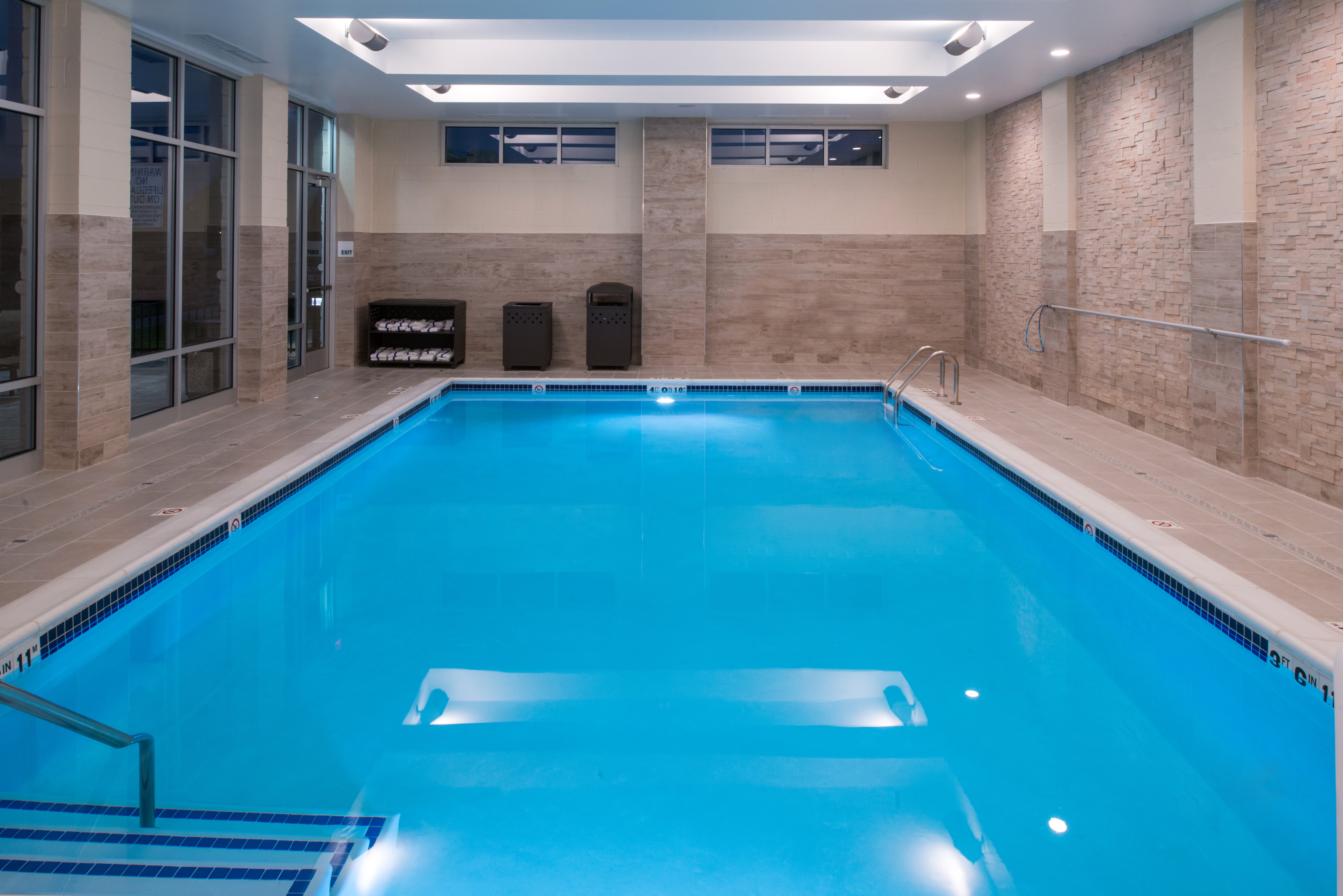 Holiday Inn Hotel Suites Farmington Hills Detroit Nw 15/50