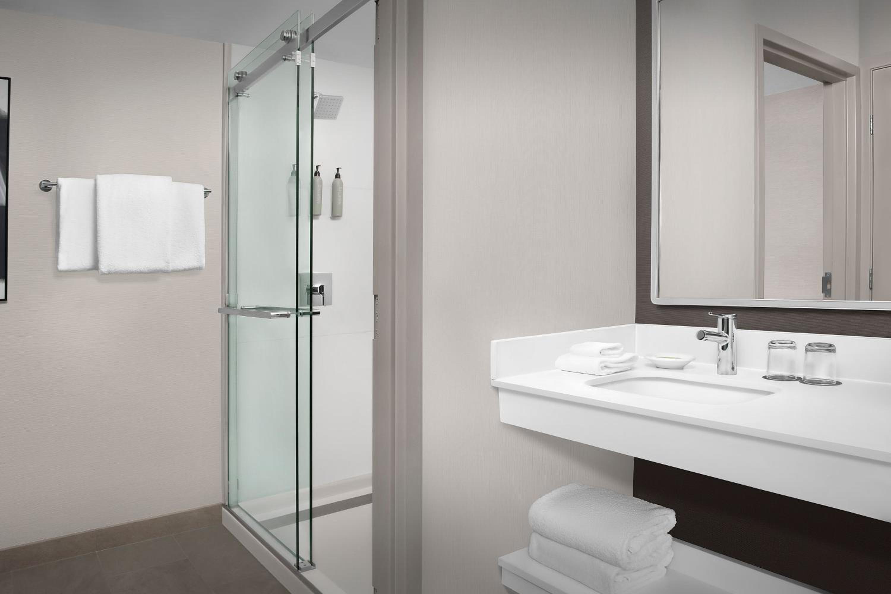 غرفة بسريرين كوين بحوض استحمام لذوي الإعاقة، Courtyard Portland Tigard 3/5