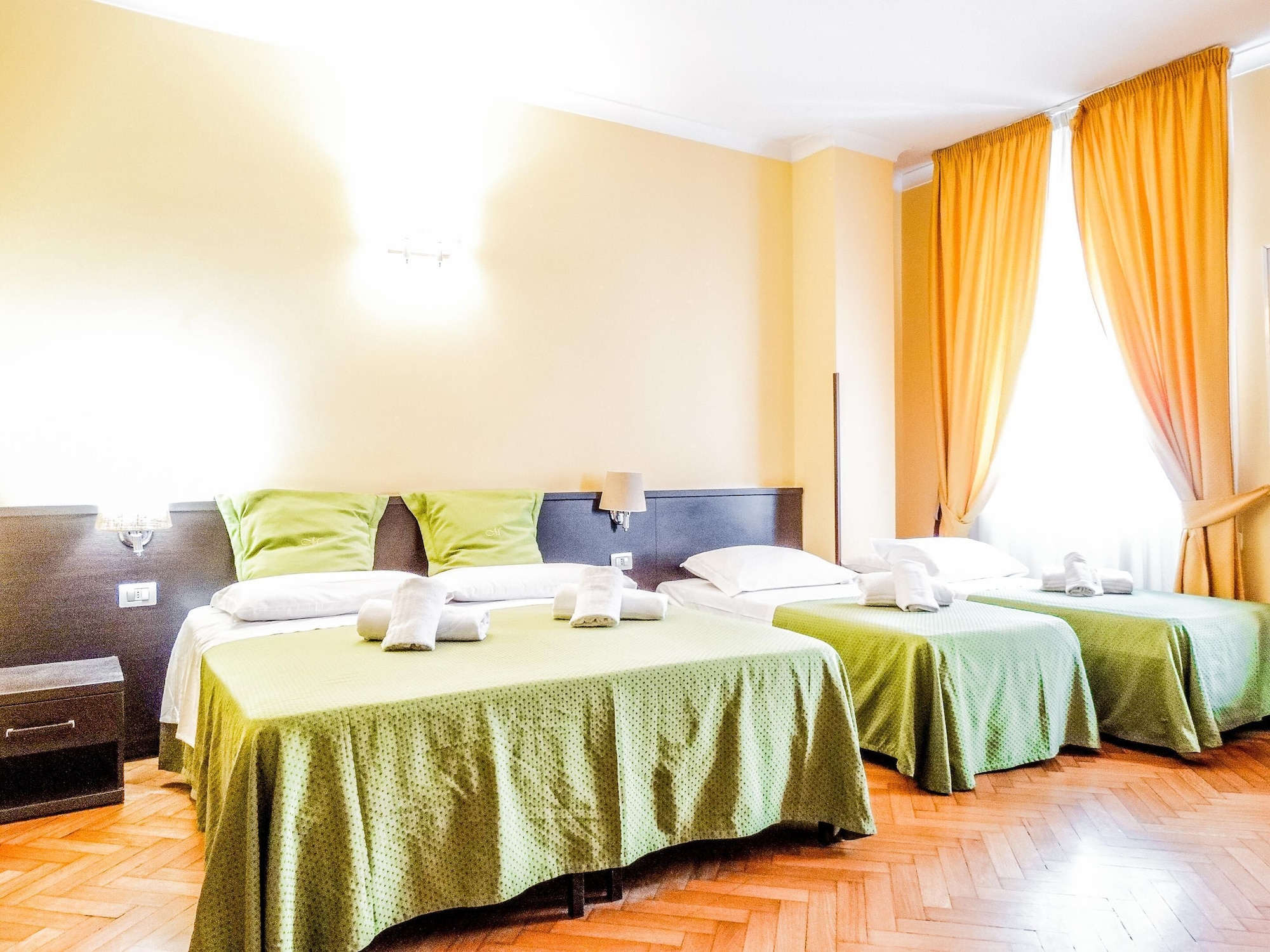 ROOM, QUADRUPLE