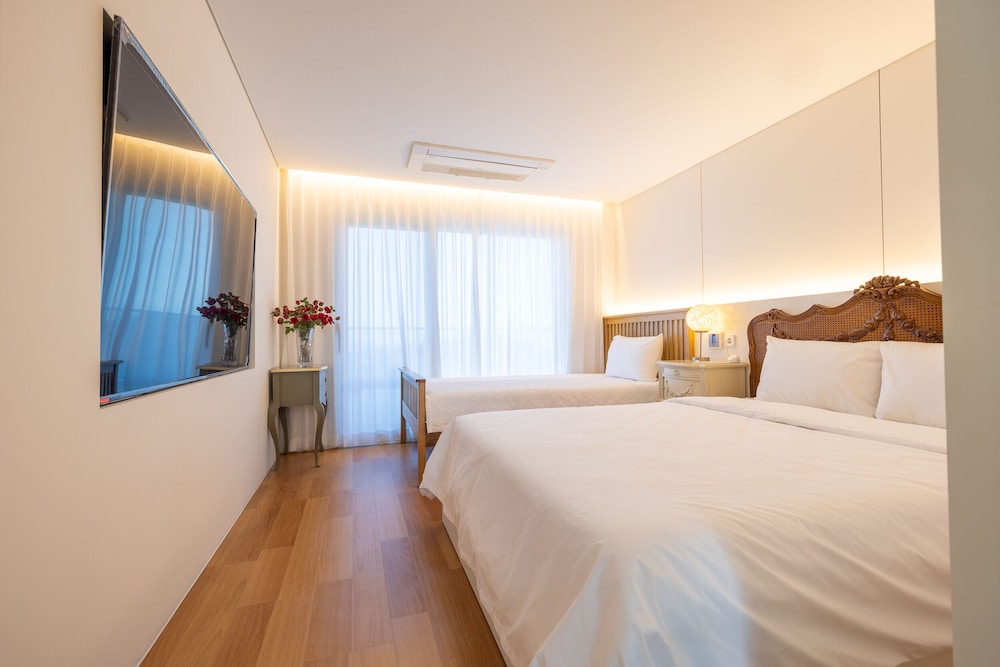 Jeju Bunker Hotel and Resort 12/50