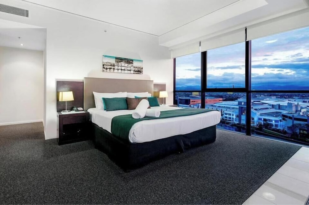 Broadbeach Skyline 3 Bedroom Retreat 7/20
