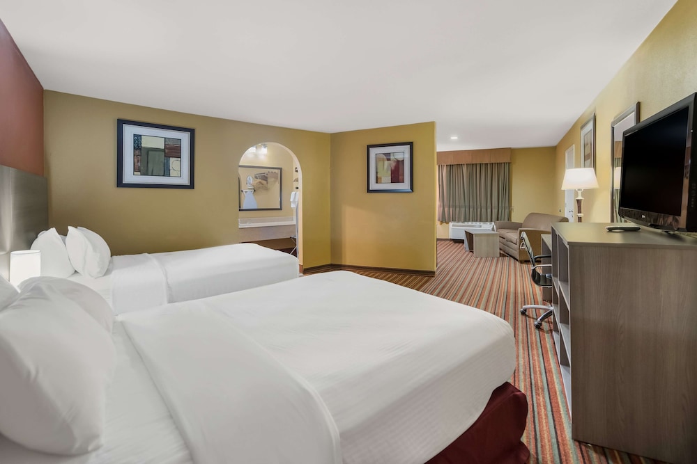 جناح عائلي بسريرين كوين