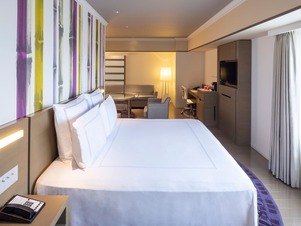 JUNIOR SUITE, KING BED