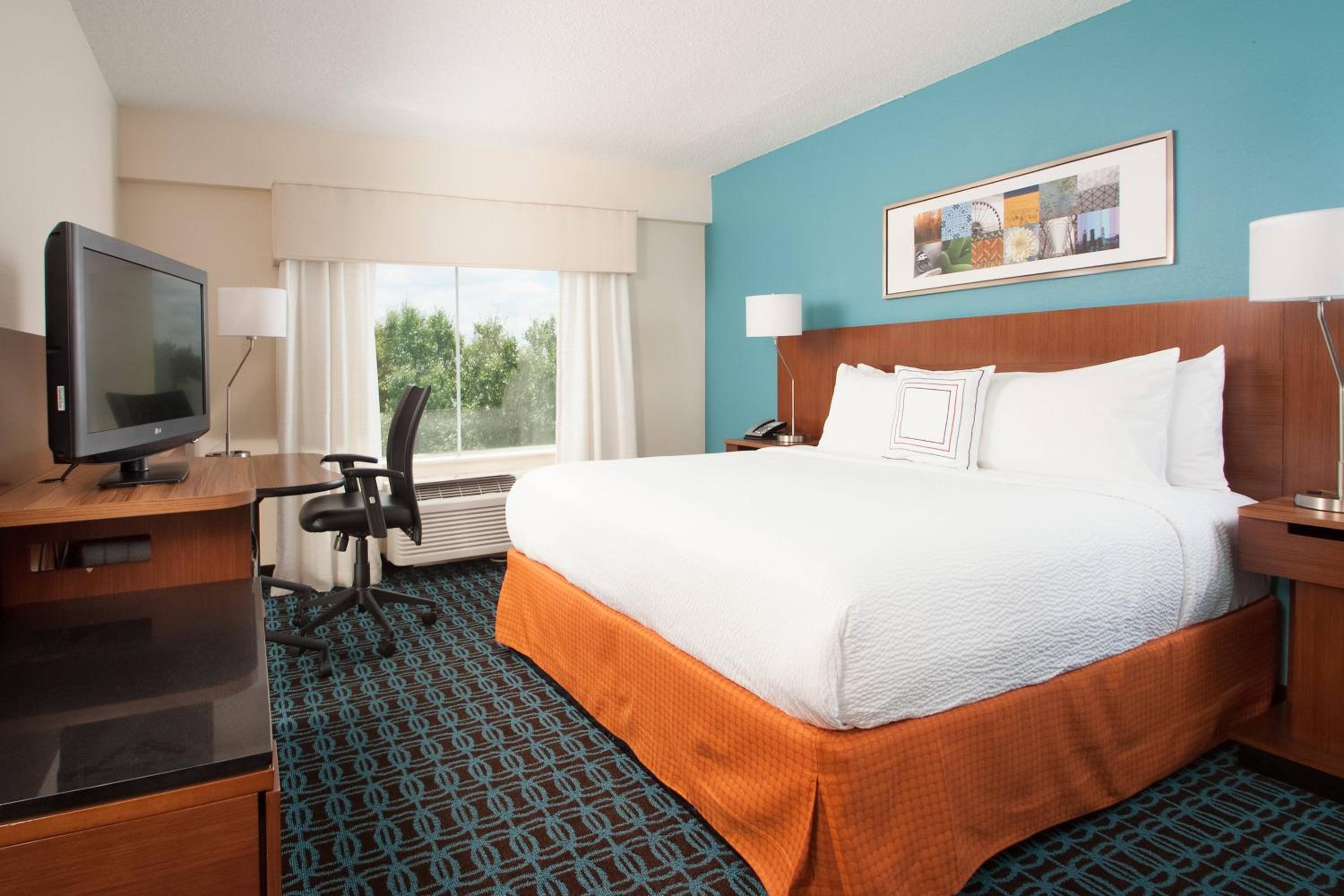 غرفة بسرير كينج بحوض استحمام لذوي الإعاقة، Fairfield Inn Charlotte Gastonia 2/4