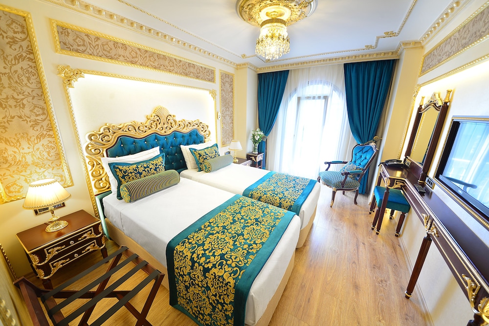 DELUXE, DOUBLE OR TWIN BED