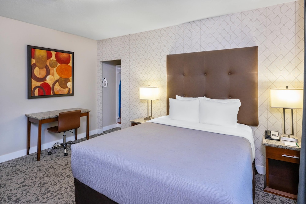 STANDARD, QUEEN BED