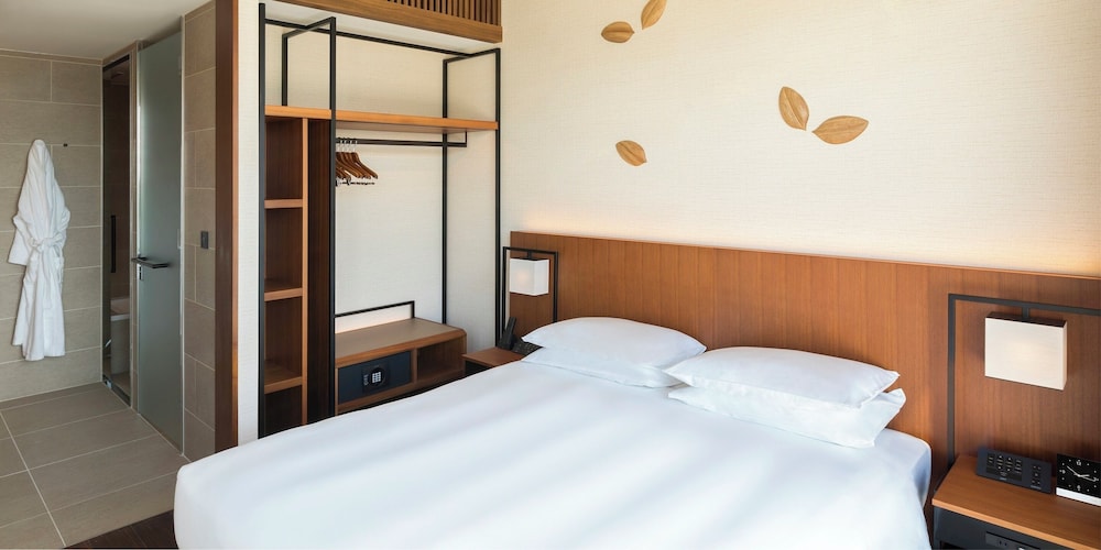 2 Bedrooms, Beach House, King and Twin Beds