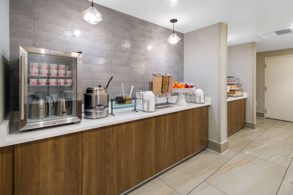 La Quinta Inn & Suites by Wyndham Orange County Airport 37/55