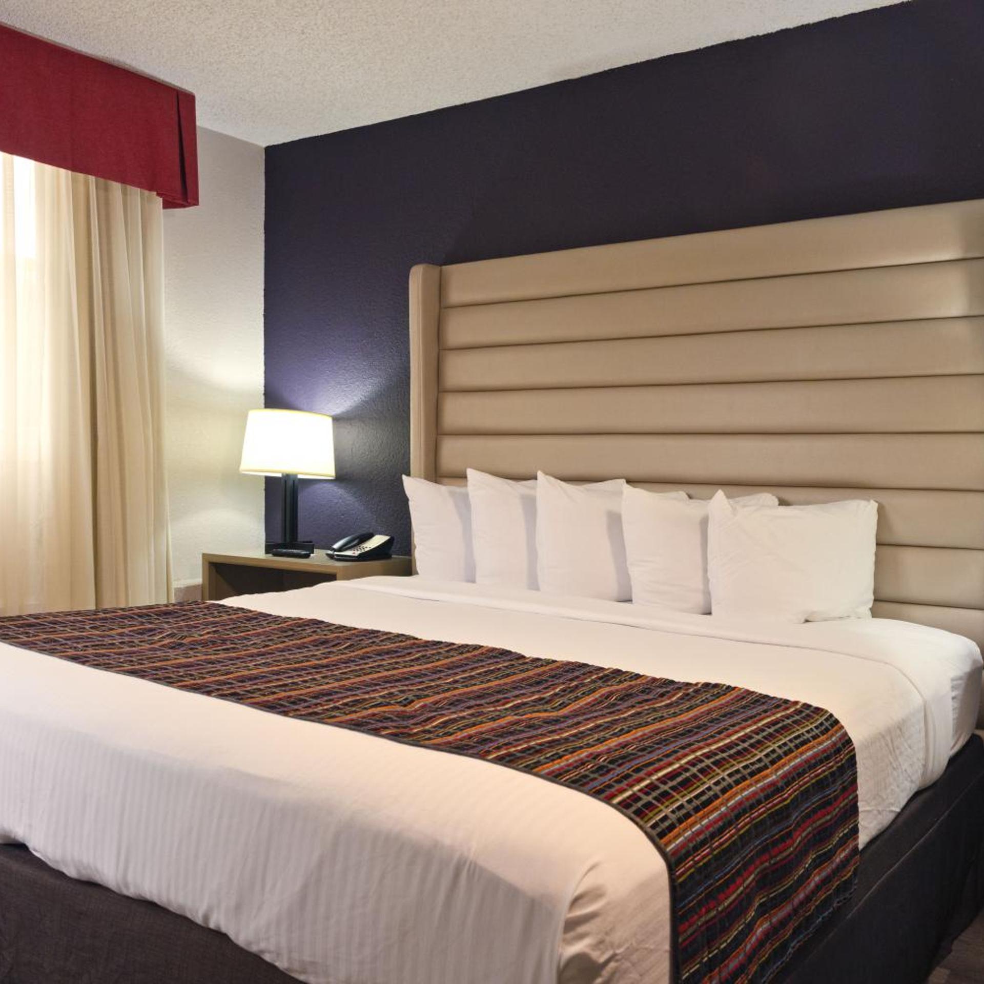 ROOM, KING BED