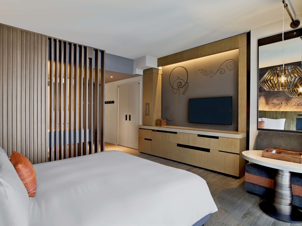URBAN, KING BED