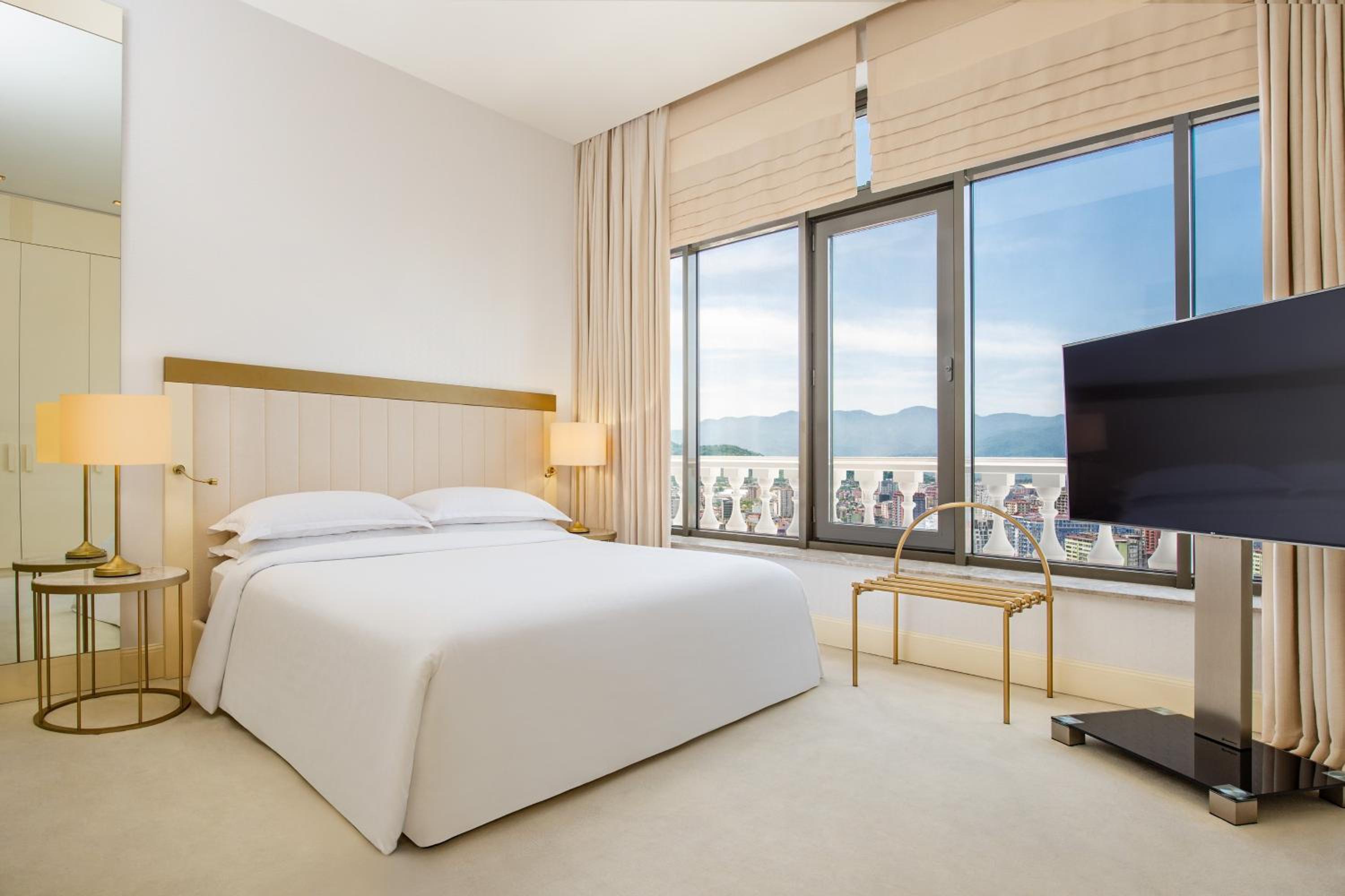 Penthouse Suite, Club lounge access