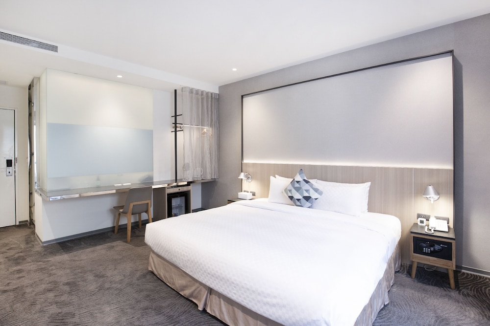 DELUXE, KING BED, BALCONY