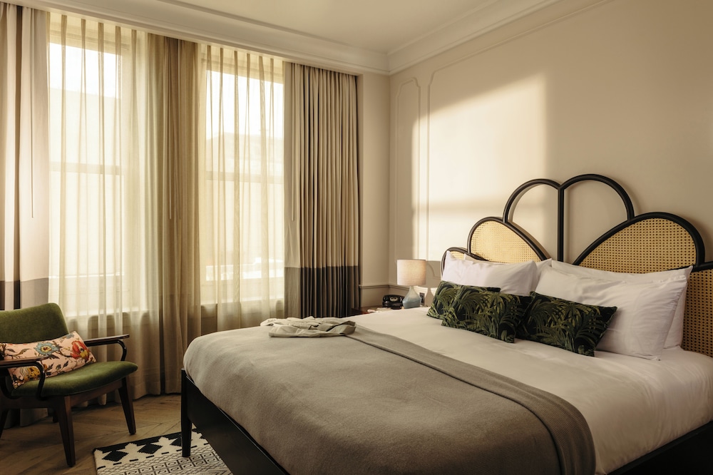 COZY, KING BED