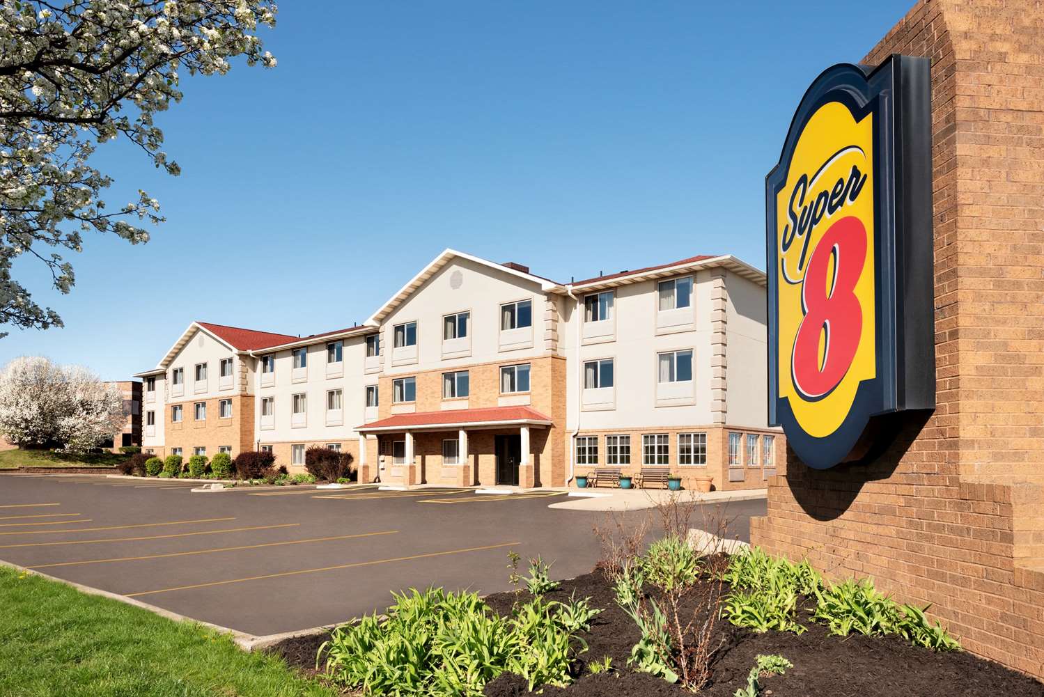 Super 8 by Wyndham Akron S/Green/Uniontown OH 53/57