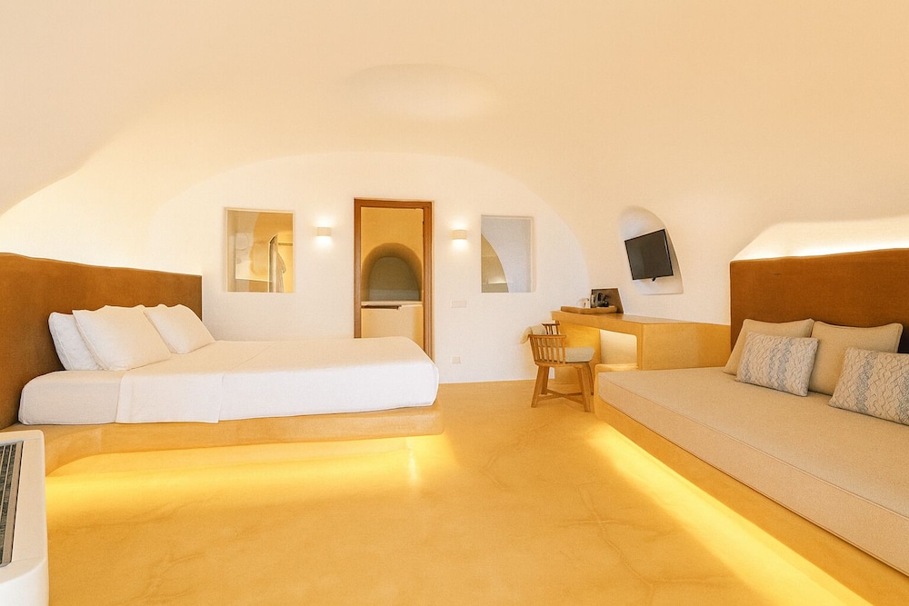 Cave, Cliff, Deluxe, Suite, Queen Bed, Sofa, Private Infinity Pool