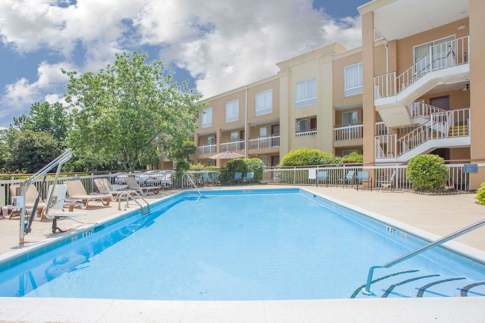 Days Inn by Wyndham Greenville SC 1/23