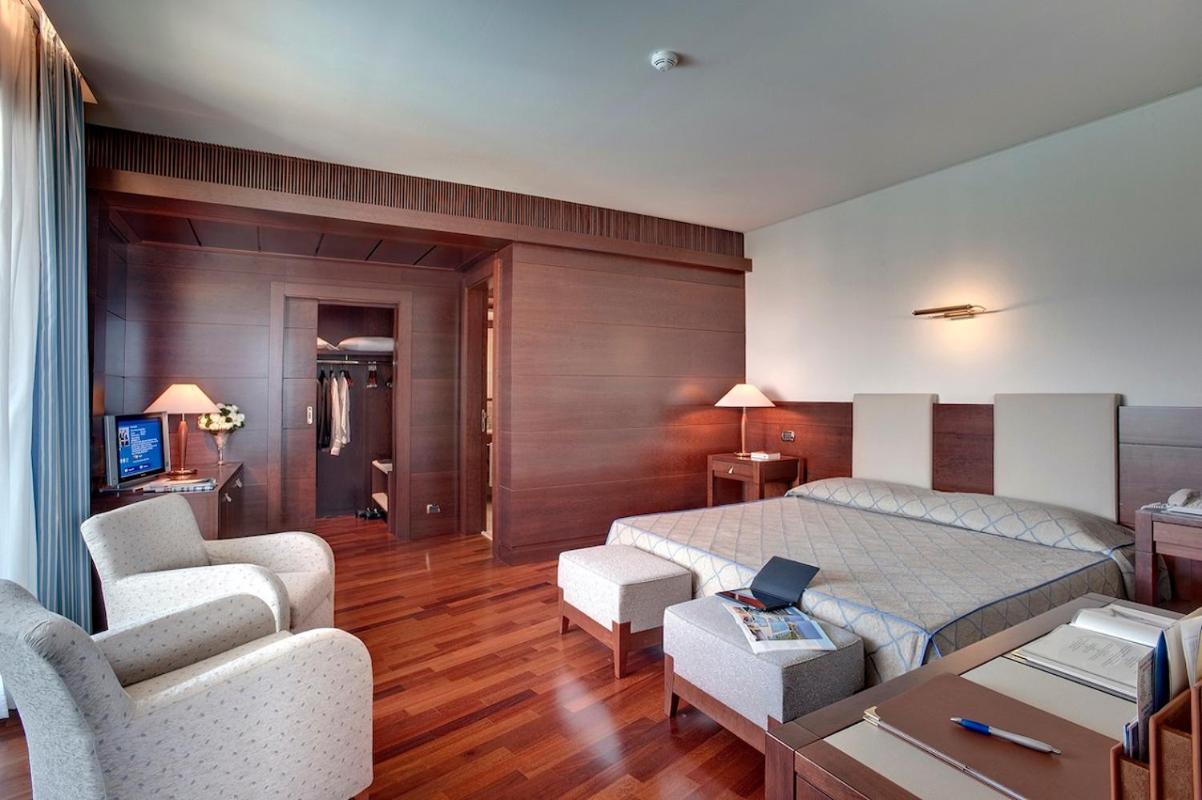 Suite, Sea Front
