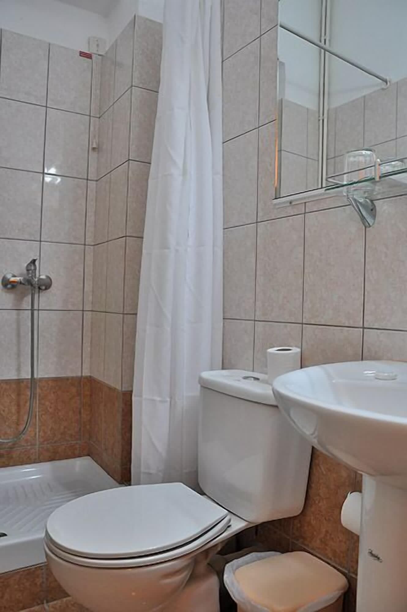 Room, Double Bed, BRETAGNE 9/10