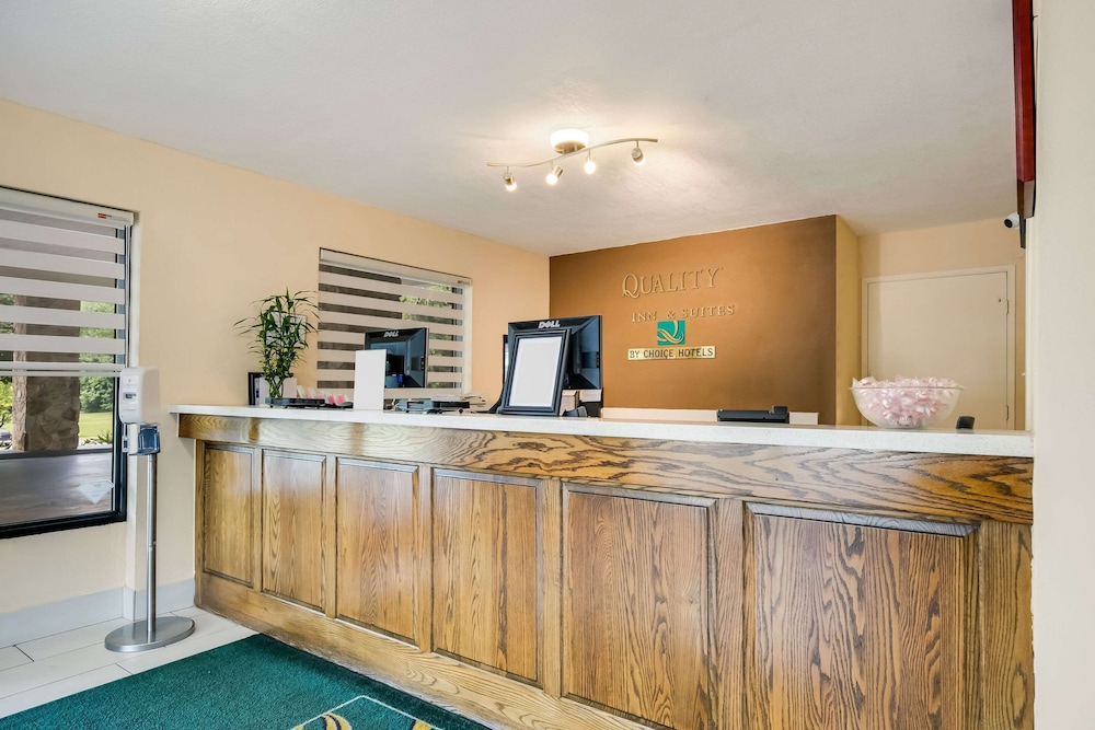 Quality Inn & Suites Mt. Chalet 8/36