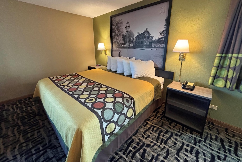 جناح ديلوكس بسرير كينج بحوض جاكوزي، Super 8 by Wyndham McLean/Bloomington SW 2/4