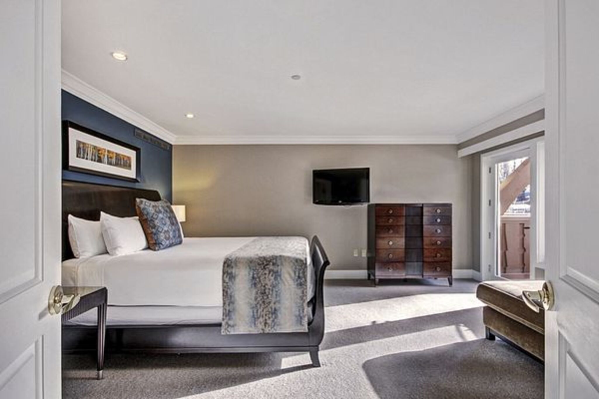 Luxury, Suite, King Bed, Slope View