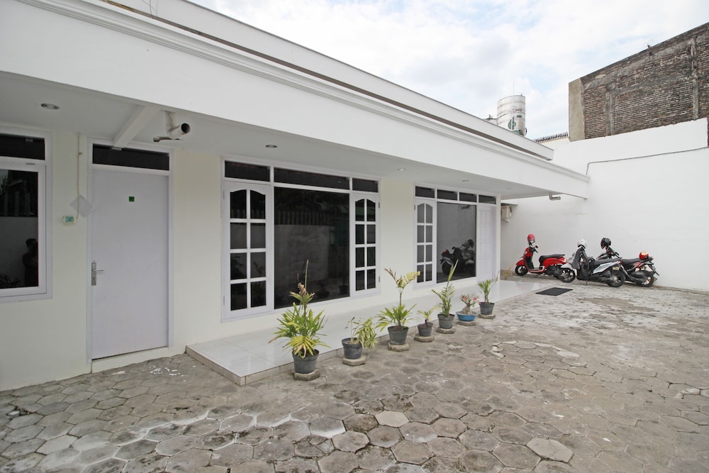 RedDoorz near Terminal Tirtonadi 1/20