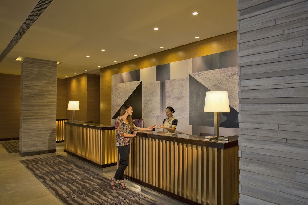 Holiday Inn & Suites Makati 7/75