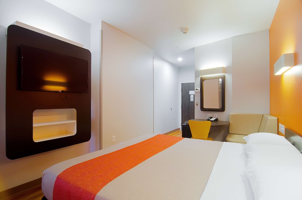 DELUXE, KING BED, KITCHENETTE