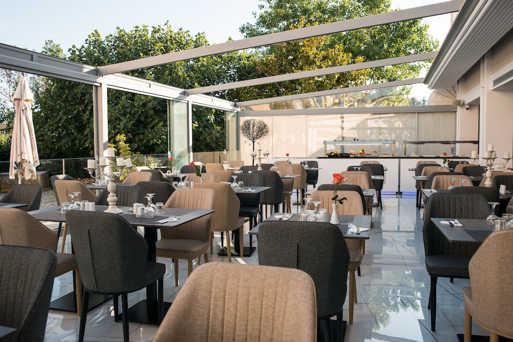 Ionis Art Hotel 42/51