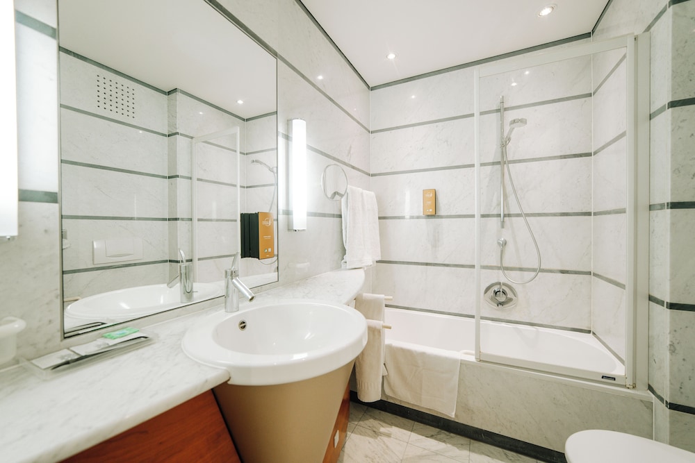 غرفة كلوب بسرير كوين، Chateau de Namur 8/10