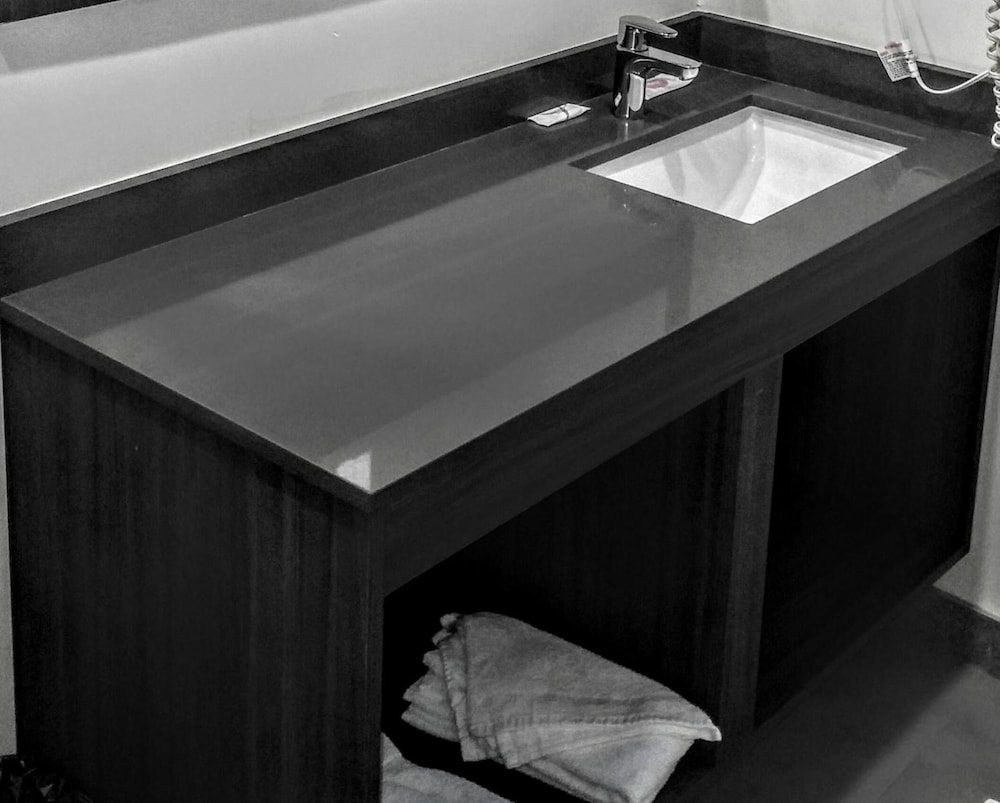 Jewel City Inn 28/30