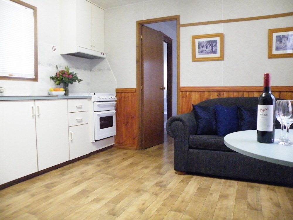 LAKE HAMILTON MOTOR VILLAGE AND CARAVAN PARK 25/50