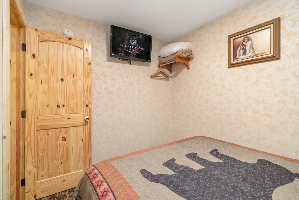 Spirit Lake Lodge and Snowmobile Rentals 32/63