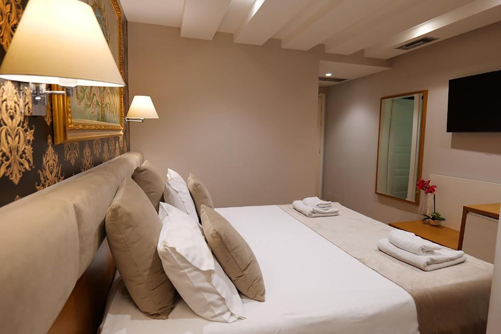 Hotel Queen 27/34