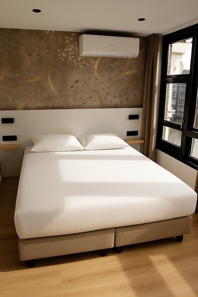 SUPERIOR, QUEEN BED, CITY VIEW