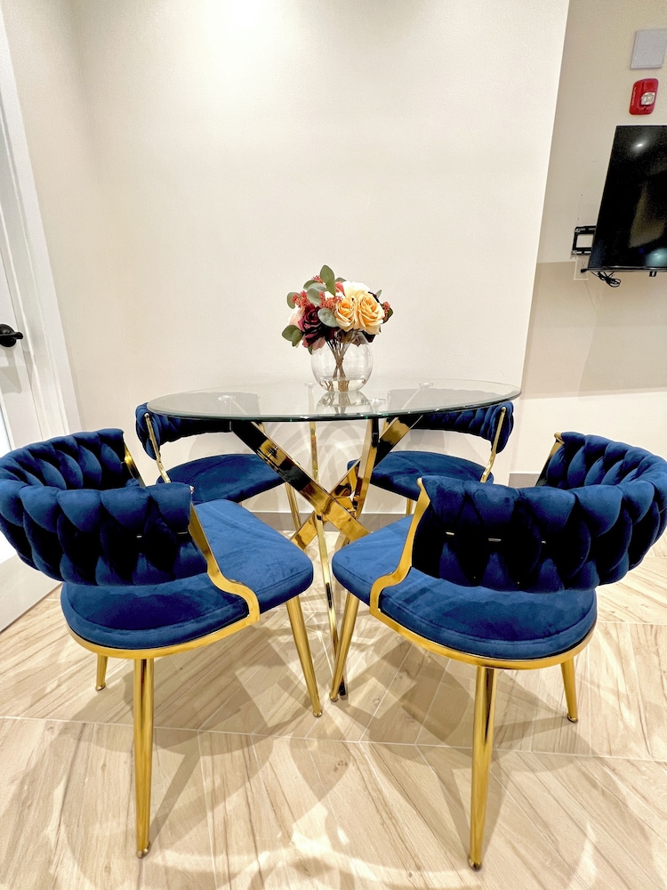 Toronto Rooms And Suites 29/49