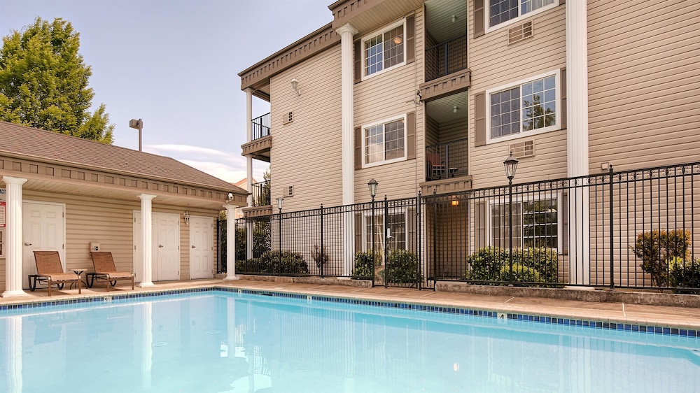 Best Western Plus Grand Manor Inn 4/43