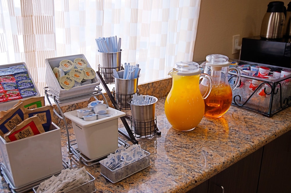 Super 8 by Wyndham Irving/DFW Apt/North 16/25