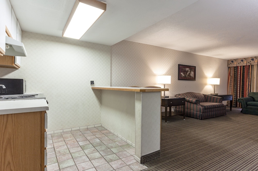 Red Roof Inn & Suites DeKalb 10/40