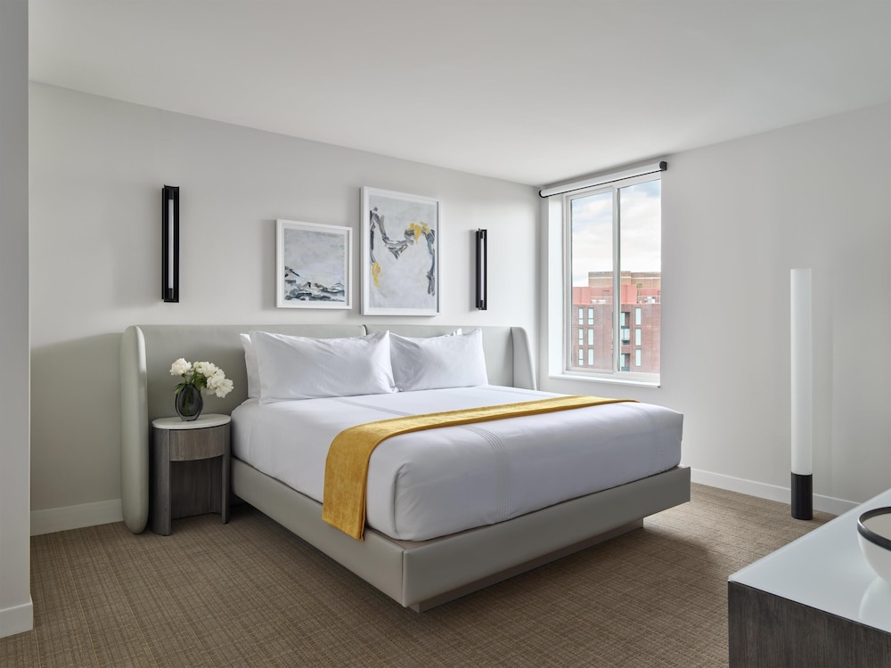 Room, King Bed, Balcony, Corner, One Washington Circle DC, Tapestry Collection by Hilton 2/7