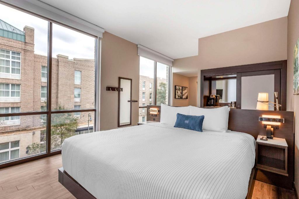 Room, Double or Twin Bed, Corner