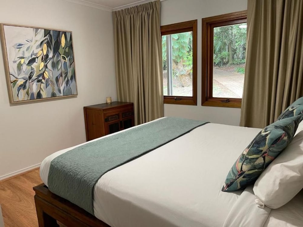 PETHERS RAINFOREST RETREAT 7/50
