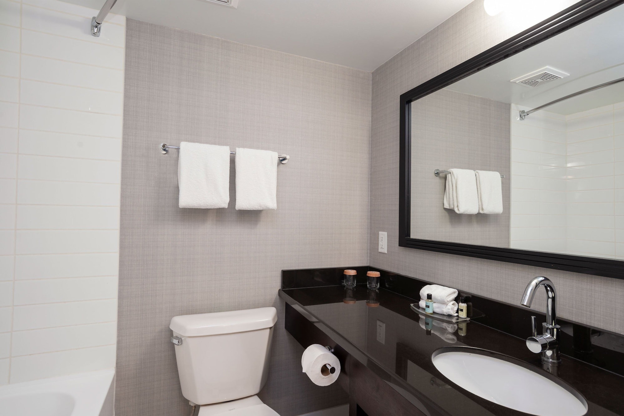 Standard, King Bed, Separate Building، Sandman Hotel Revelstoke 4/4