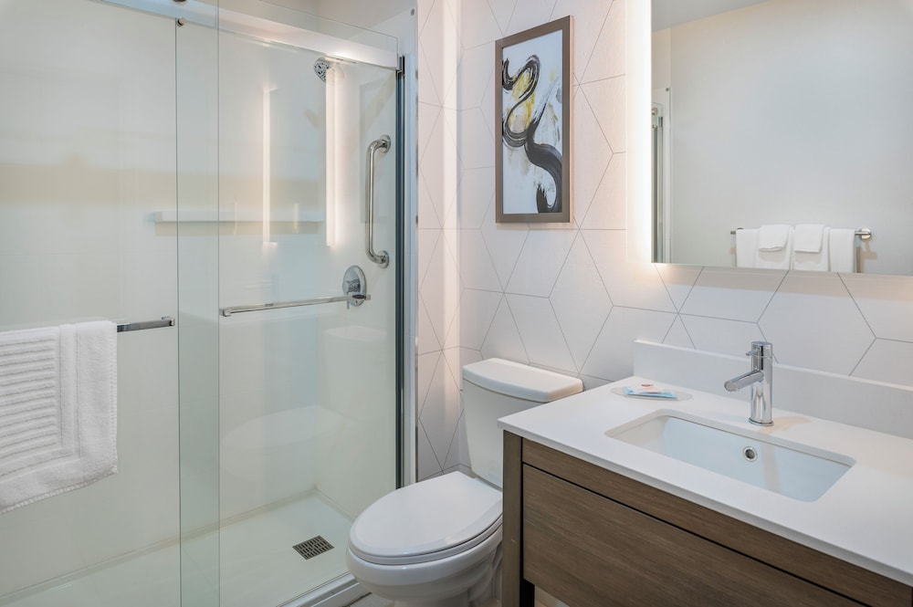 غرفة بسرير كينج مع أريكة، Comfort Inn Belleville, ON 2/2