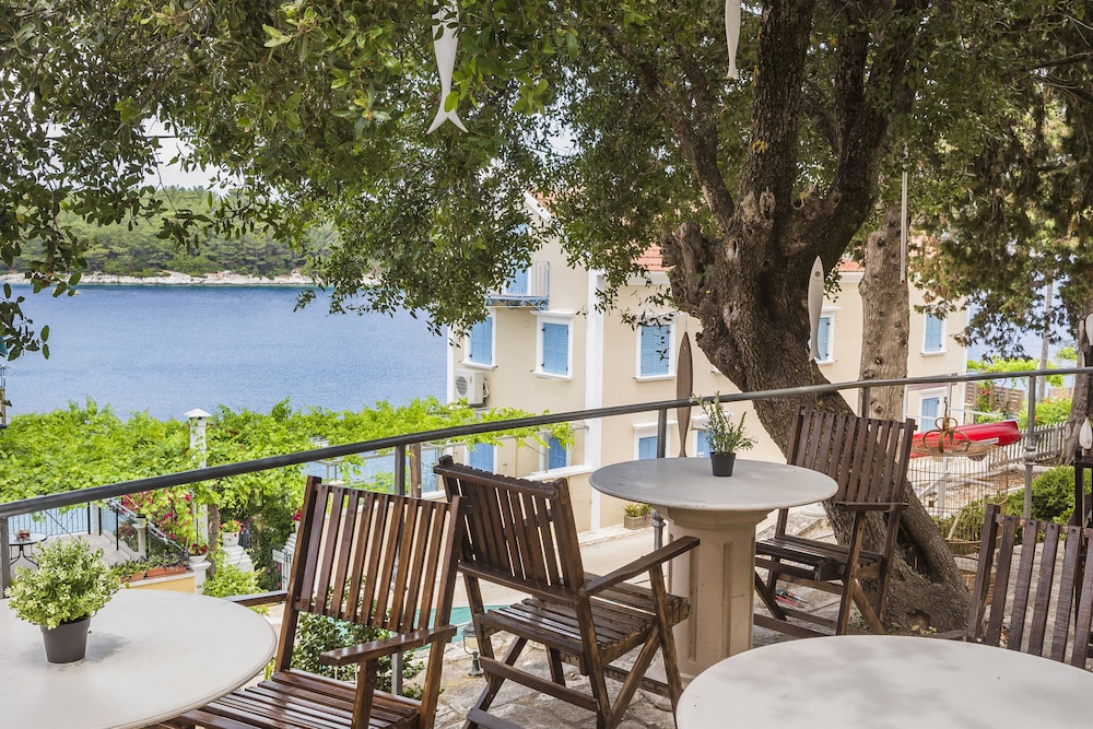 Faros Suites - Adults Only 33/50