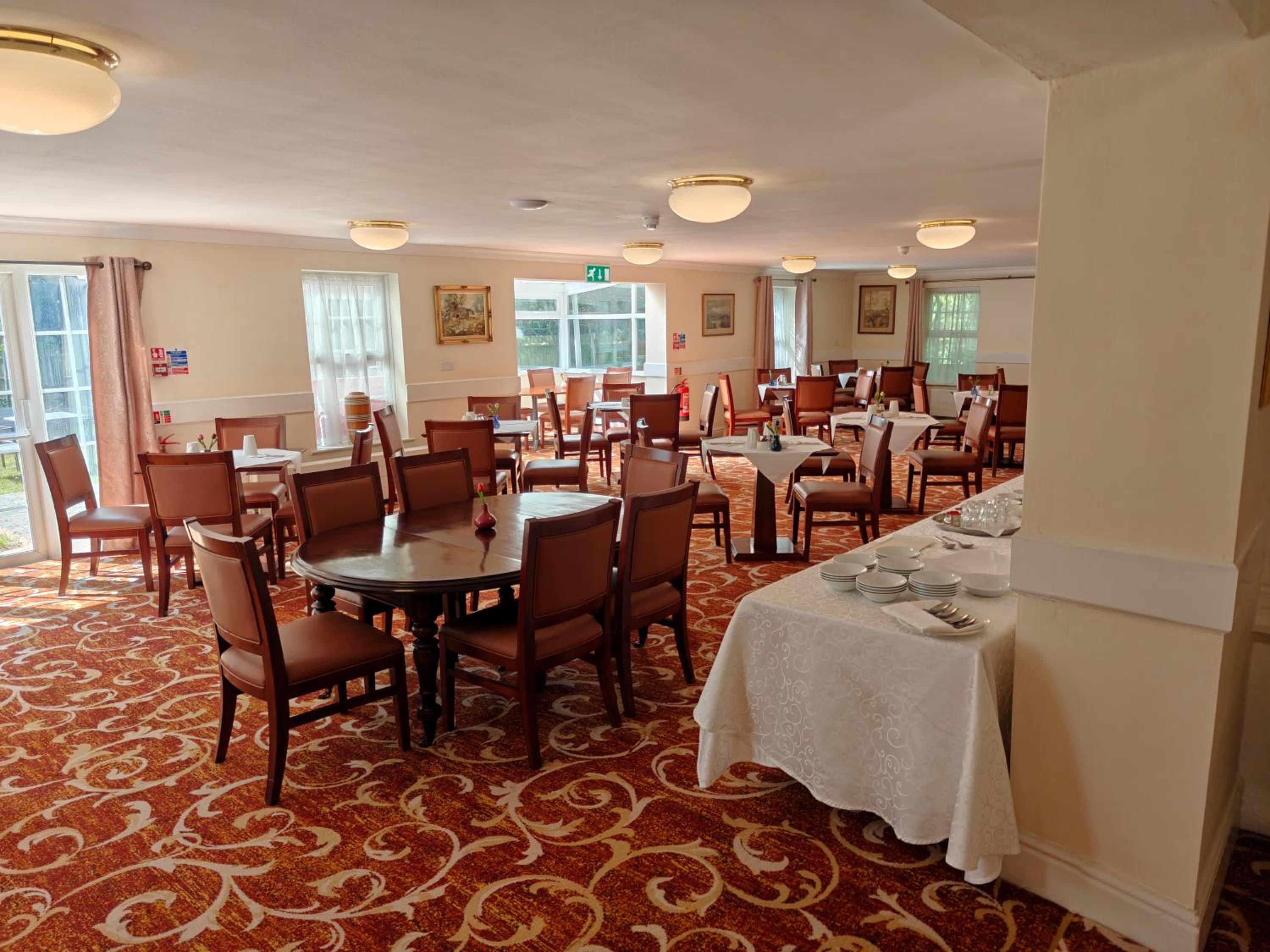 Royal Swan, Ashley Manor - B&B 24/30