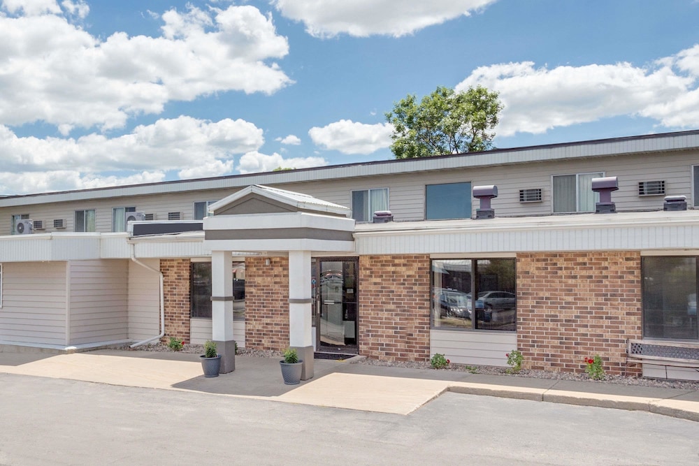 Days Inn by Wyndham Fond du Lac 1/27